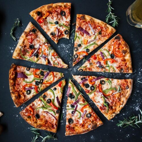 Foto van een versgebakken pizza Capricciosa
