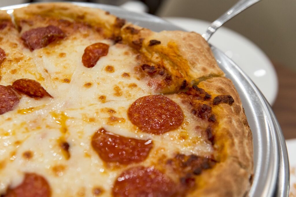 Foto van een versgebakken pizza Diavola