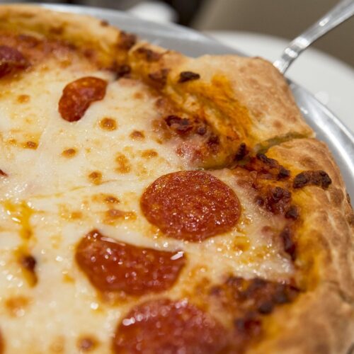 Foto van een versgebakken pizza Diavola