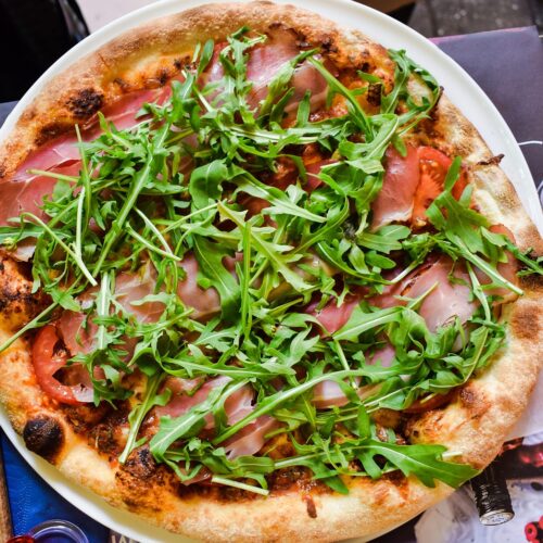 Foto van een versgebakken pizza Prosciutto