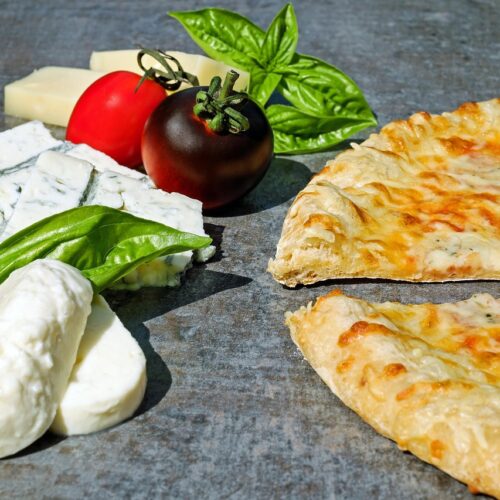 Foto van een versgebakken pizza Quattro Formaggi