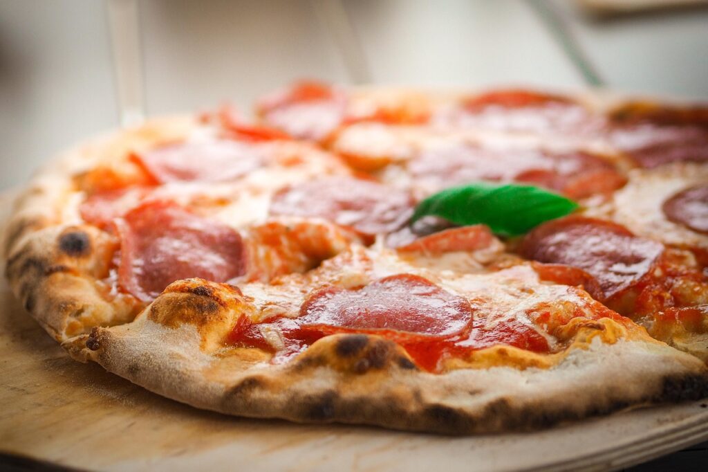 foto van een pizza salami