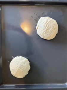 foto van twee bollen pizzadeeg