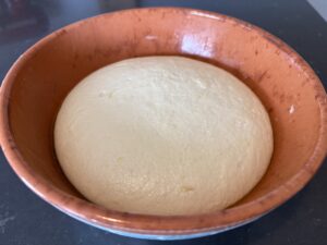foto van gerezen pizzadeeg