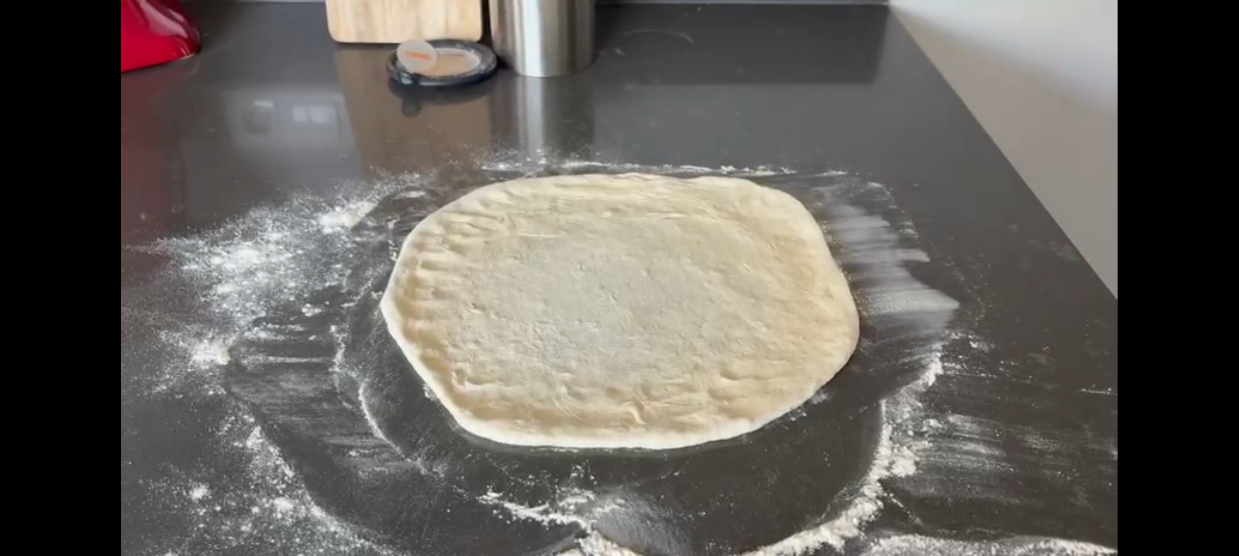 foto van uitgerold pizzadeeg