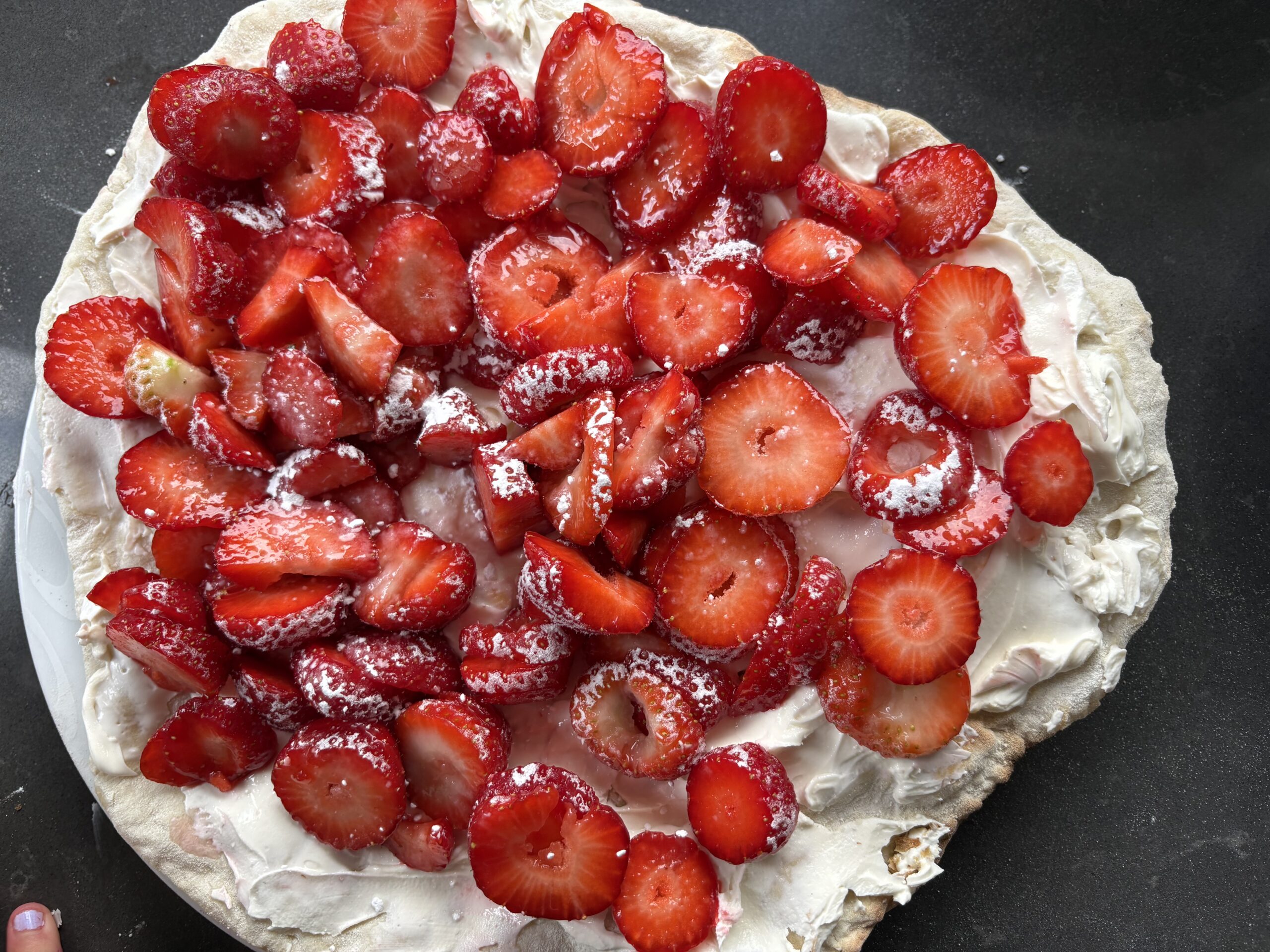 Afbeelding van een dessertpizza met mascarpone en aardbei