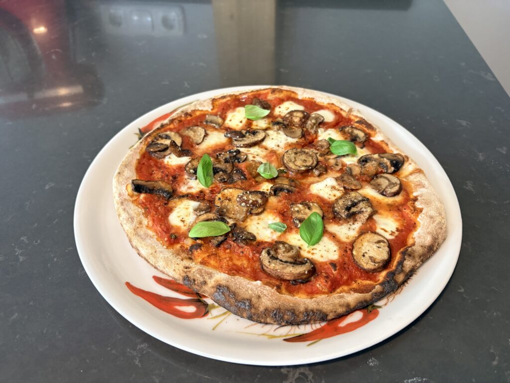Afbeelding van een vers gebakken pizza ai Funghi