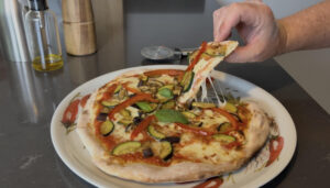 Foto van een versgebakken pizza Ortolana
