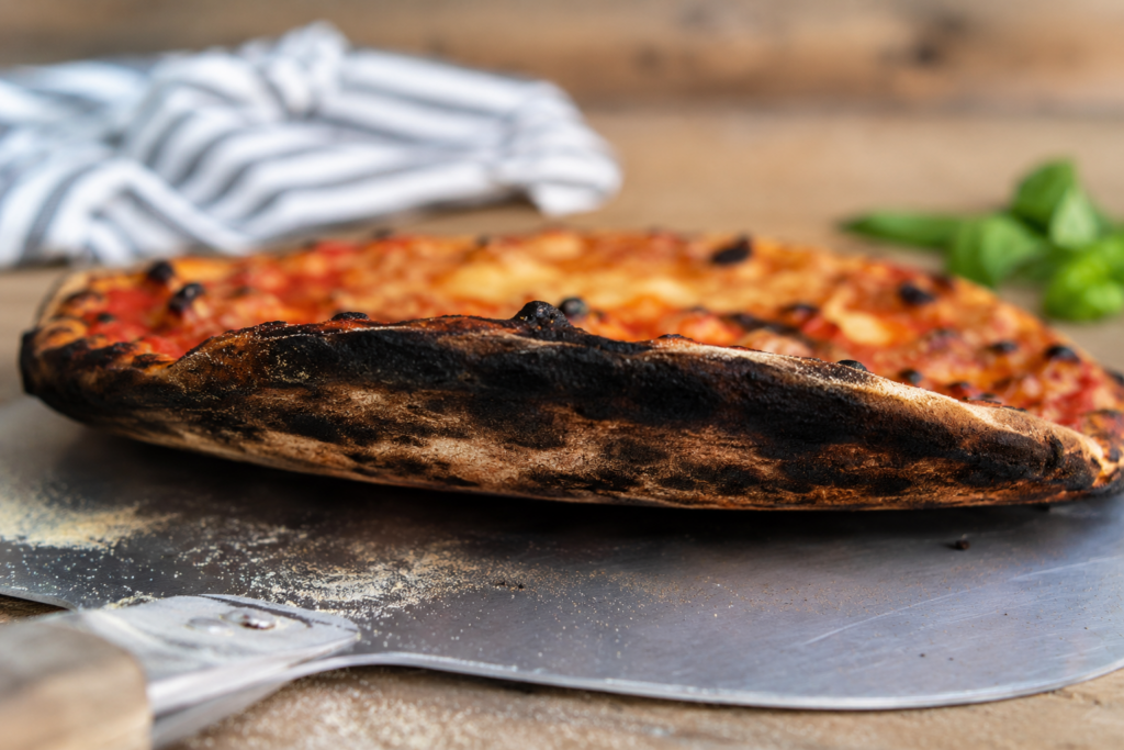 foto van een pizzabodem die verbrand is aan de onderkant