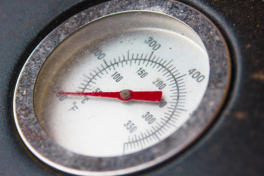afbeelding van een thermometer die hoge temperaturen in de pizzaoven laat zien